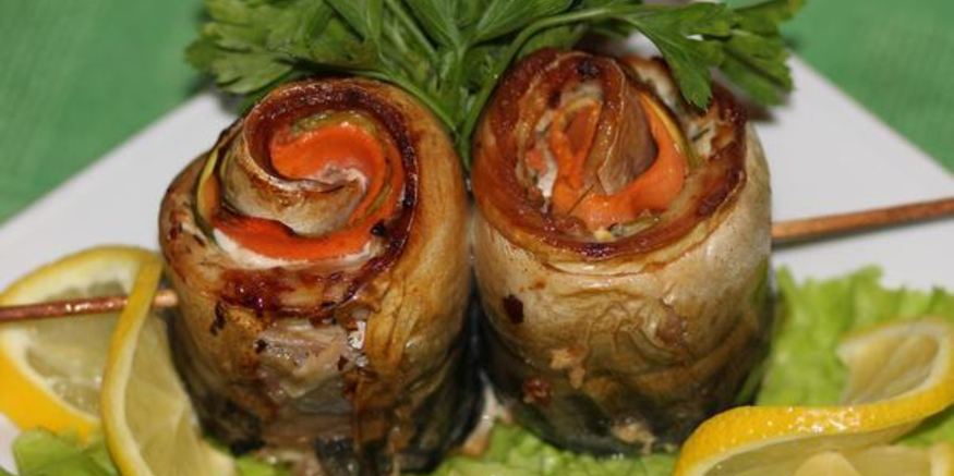 Рецепт рулетиков из скумбрии с цукини и морковкой