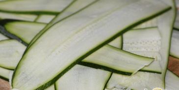 рулетики из скумбрии с цукини и морковкой