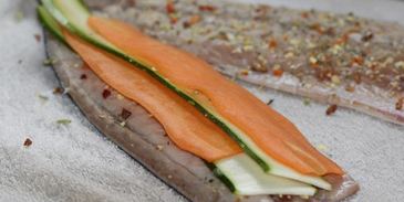 рулетики из скумбрии с цукини и морковкой