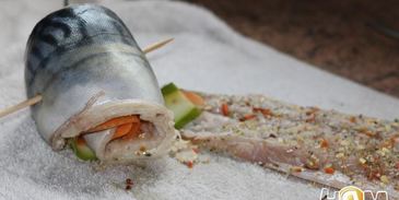 рулетики из скумбрии с цукини и морковкой