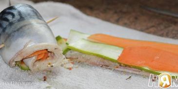 рулетики из скумбрии с цукини и морковкой