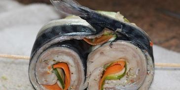 рулетики из скумбрии с цукини и морковкой