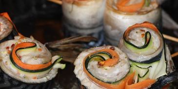 рулетики из скумбрии с цукини и морковкой