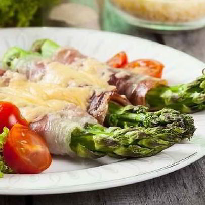 Рулетики из спаржи с зеленым луком