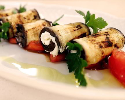 Рулетики с творожным сыром из обжаренных баклажанов