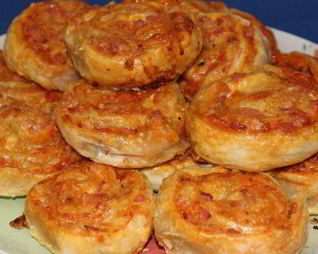 Рулетики слоеные с сыром и беконом