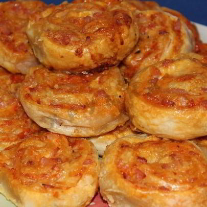 Рулетики слоеные с сыром и беконом