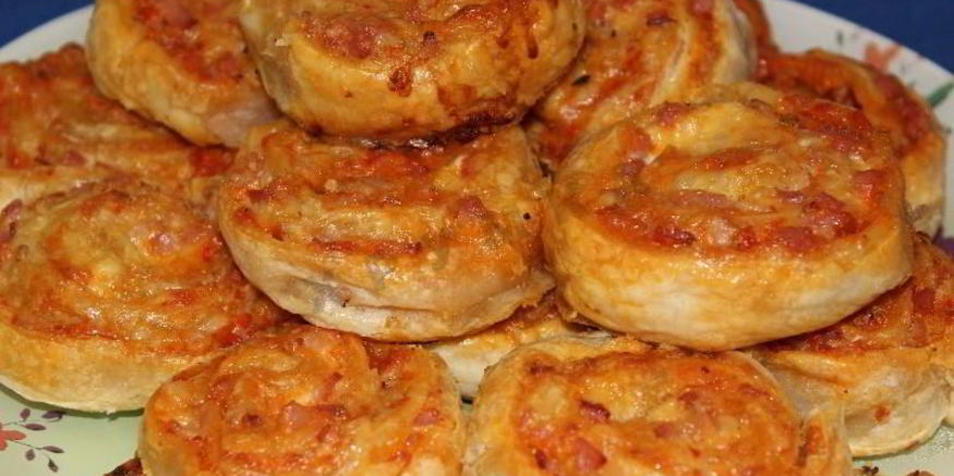 Рецепт рулетиков слоеных с сыром и беконом