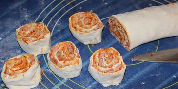 рулетики слоеные с сыром и беконом