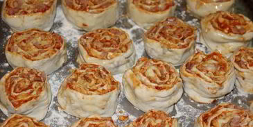 рулетики слоеные с сыром и беконом