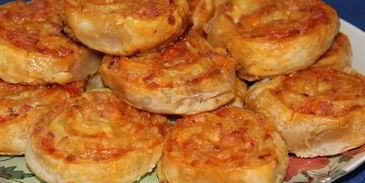 рулетики слоеные с сыром и беконом