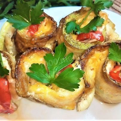 Рулеты из кабачков с курицей на шпажках