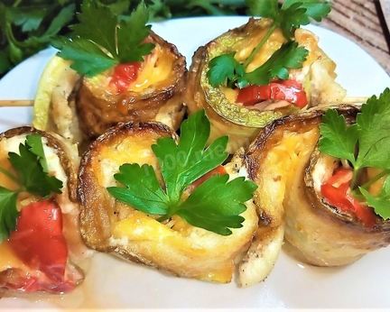 Рулеты из кабачков с курицей на шпажках