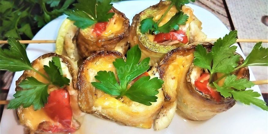 Рецепт рулетов из кабачков с курицей на шпажках