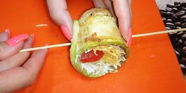 рулеты из кабачков с курицей на шпажках