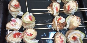рулеты из кабачков с курицей на шпажках