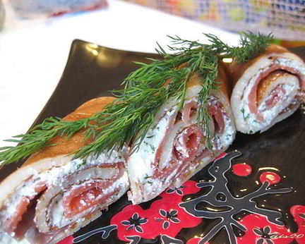 Рулеты с соленой семгой