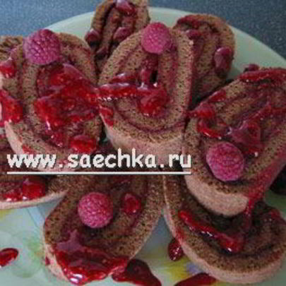 Шоколадный рулет с малиной