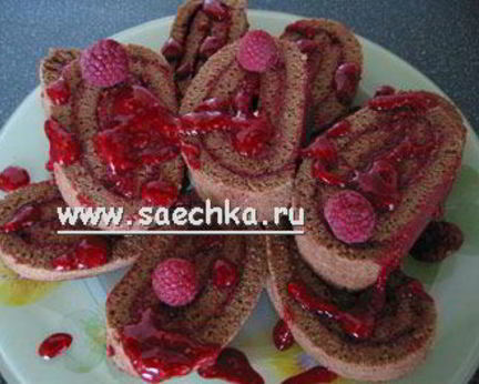 Шоколадный рулет с малиной