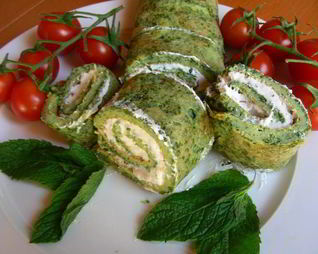 Яичный рулет с начинкой из козьего сыра и мяты