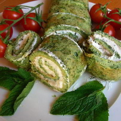 Яичный рулет с начинкой из козьего сыра и мяты