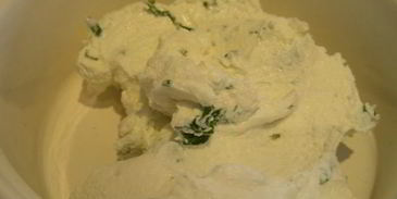 яичный рулет с начинкой из козьего сыра и мяты