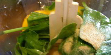 яичный рулет с начинкой из козьего сыра и мяты