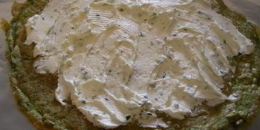 яичный рулет с начинкой из козьего сыра и мяты