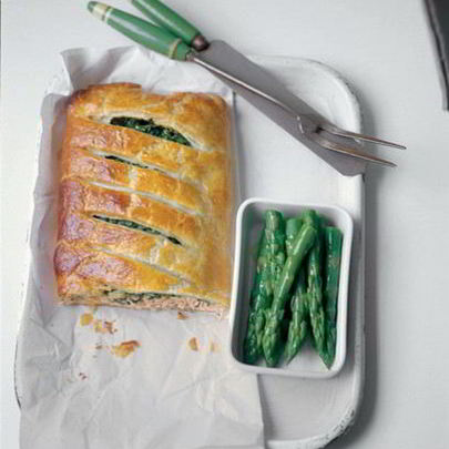 Запеченный рулет из лосося со спаржей