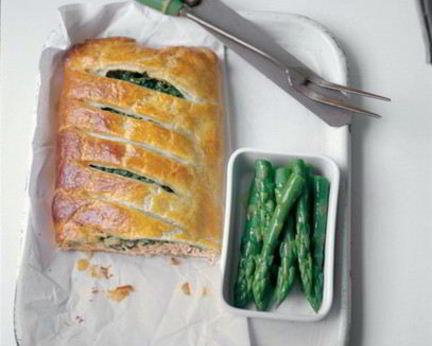 Запеченный рулет из лосося со спаржей