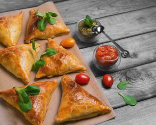 Домашняя самса с курицей из слоеного теста