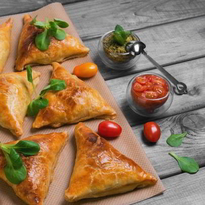 Домашняя самса с курицей из слоеного теста