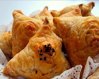 Самса из слоеного теста с курицей