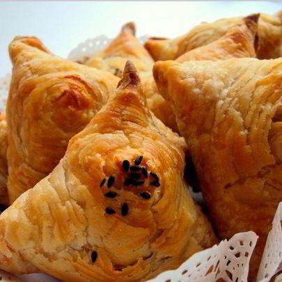 Самса из слоеного теста с курицей