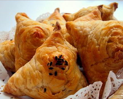 Самса из слоеного теста с курицей