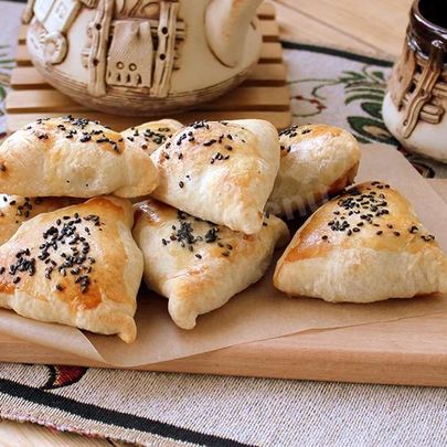 Самса из слоеного теста с мясным фаршем