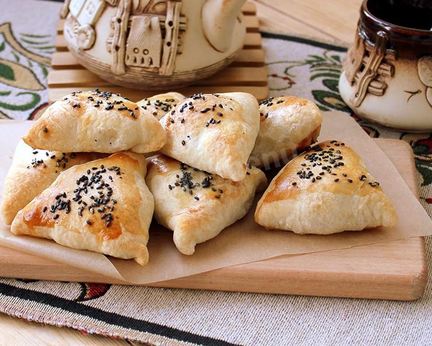 Самса из слоеного теста с мясным фаршем