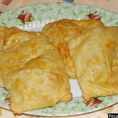 Самса из слоеного теста с мясом