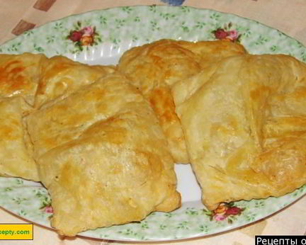 Самса из слоеного теста с мясом