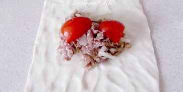 самса с мясом и помидорами