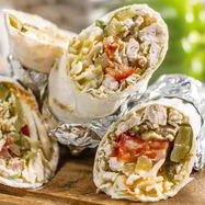 Рецепт Домашней шаурмы с курицей, свежими овощами и сметанным соусом в тонком лаваше