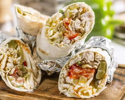 Домашняя шаурма с курицей, свежими овощами и сметанным соусом в тонком лаваше