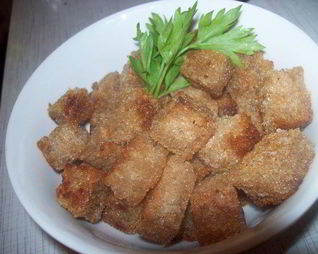 Чесночно-лимонные сухарики для салатов