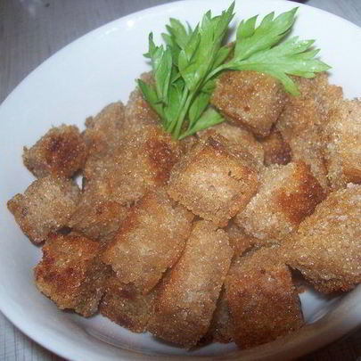 Чесночно-лимонные сухарики для салатов