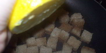 чесночно-лимонные сухарики для салатов