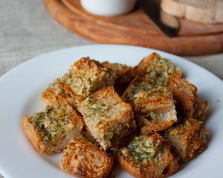 Чесночные сухарики из чабатты