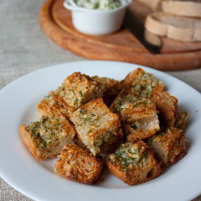 Чесночные сухарики из чабатты