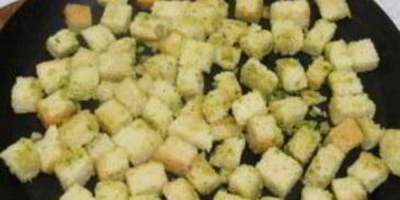 луковые сухарики к салатам и супам