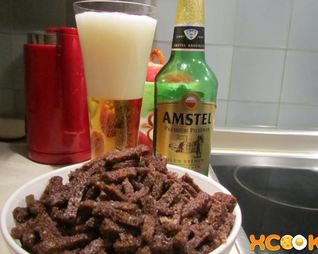 Сухарики из черного хлеба с чесноком