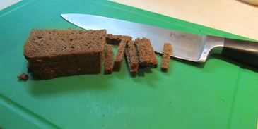 сухарики из черного хлеба с чесноком